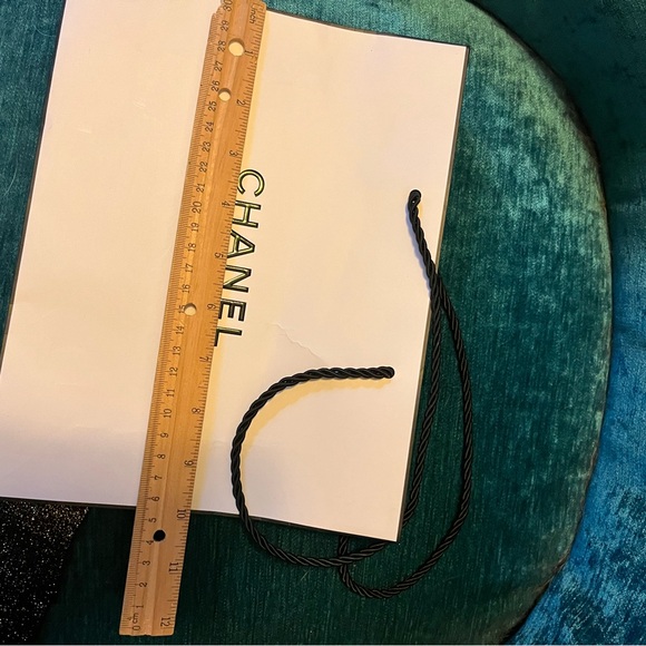 CHANEL White Paper Shopping Bag with glitter ribbon - Picture 10 of 14